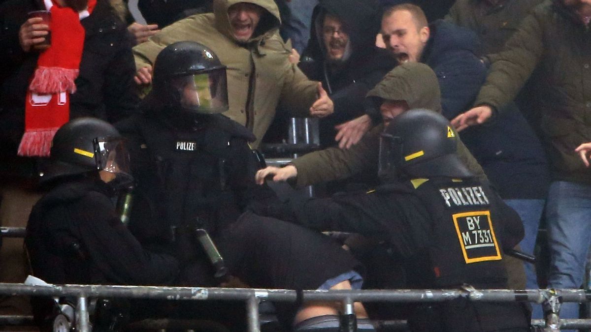 Fortuna-Fans prügeln sich mit der Polizei