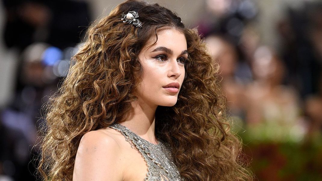 Ein atemberaubendes Hairstyling mit XL-Volumen: Kaia Gerber, die Model-Tochter von Cindy Crawford sorgt mit ihrem Look für einen WOW-Effekt.