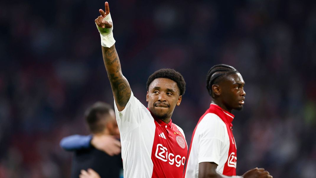 AMSTERDAM, 29-08-2024 , JohanCruyff Arena, Europa League Play Offs, season 2024 2025, Ajax- Jagiellonia Bialystok. Ajax player Steven Bergwijn acknowledges the fans 3-0 Ajax - Jagiellonia Bialystok PUBLICATIONxNOTxINxNED x26143736x Copyright: