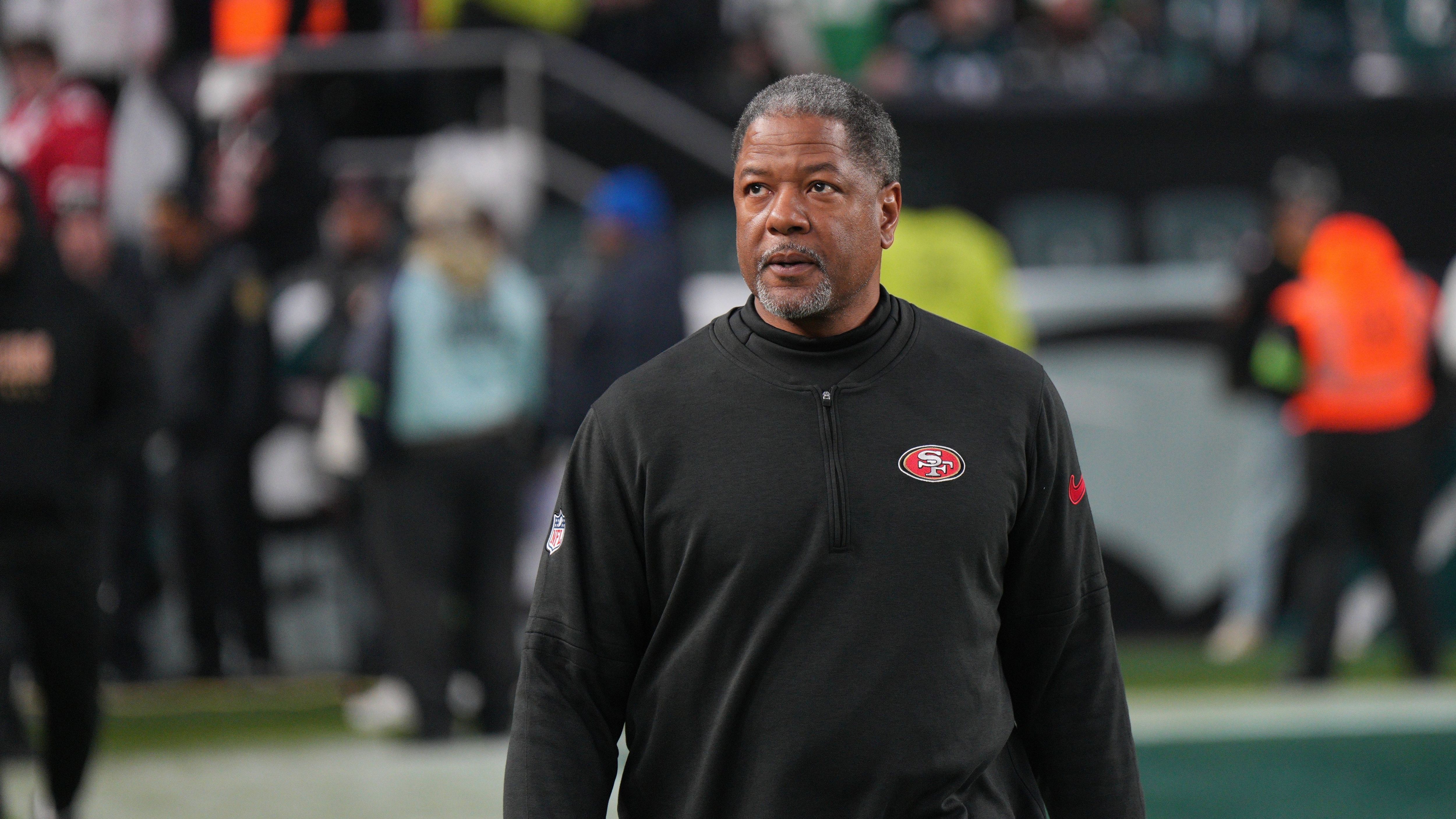 <strong>Steve Wilks (Defensive Coordinator, San Francisco 49ers)</strong><br>Als Head Coach der Arizona Cardinals war Wilks im Jahre 2018 nicht erfolgreich und musste nach einer Saison gehen. In der Saison 2022 hinterließ er hingegen als Interims Head Coach der Carolina Panthers einen guten Eindruck, ebenso jetzt als Defense Coordinator der 49ers. Er könnte dadurch eine neue Chance als Cheftrainer bekommen.&nbsp;