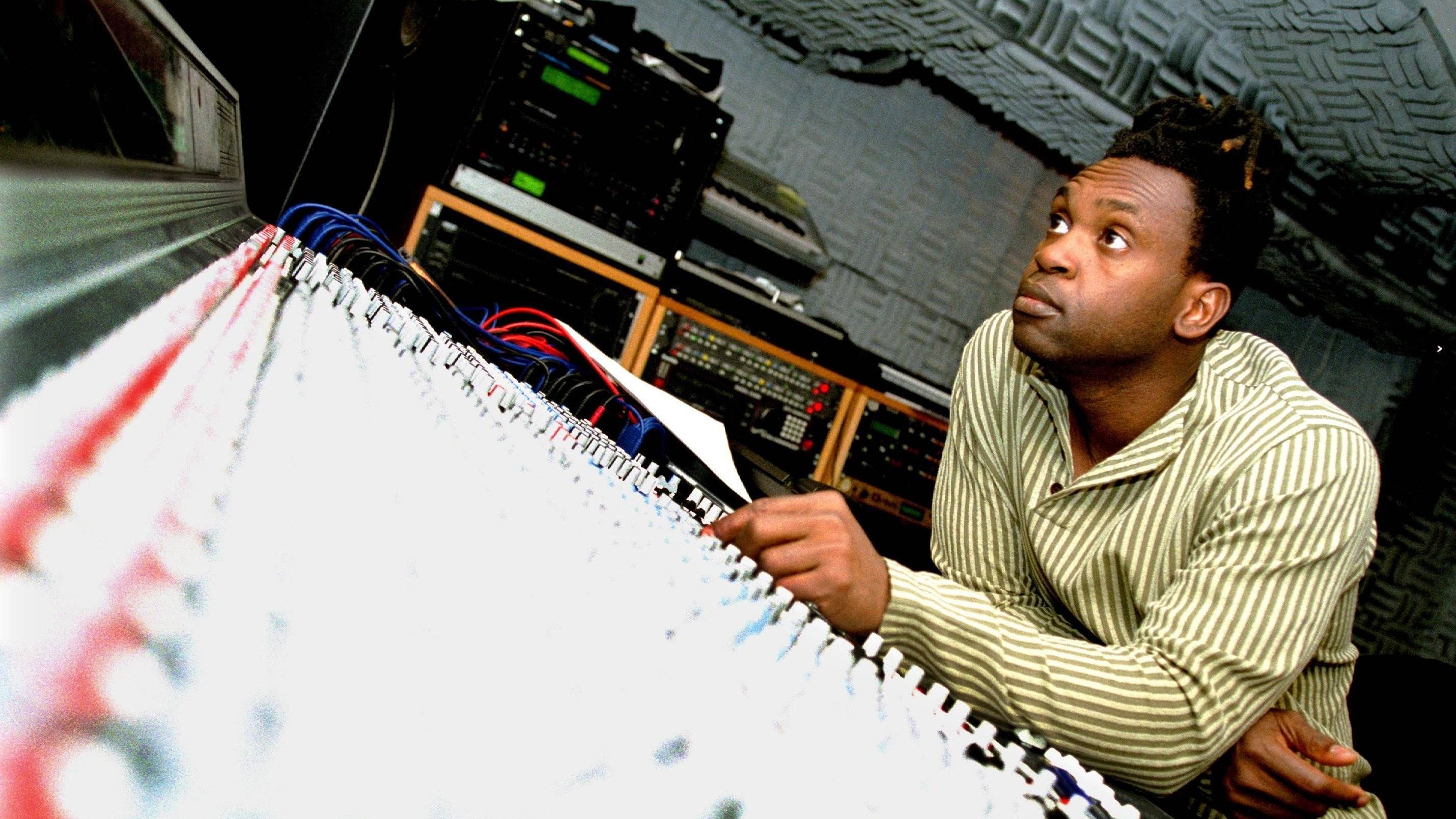 <strong>Pop und Techno</strong> <br>Musikalisch war das Jahr poplastig. Zu den Tophits gehörten zuverlässige Disco-Eisbrecher wie "It’s my Life" von Dr. Alban (im Bild), "Rhythm Is A Dancer" von Snap oder "Sweat (A La La La La Long)" von Inner Circle. Ein bisschen Techno war mit "Das Boot" von U96 auch vorne dabei.