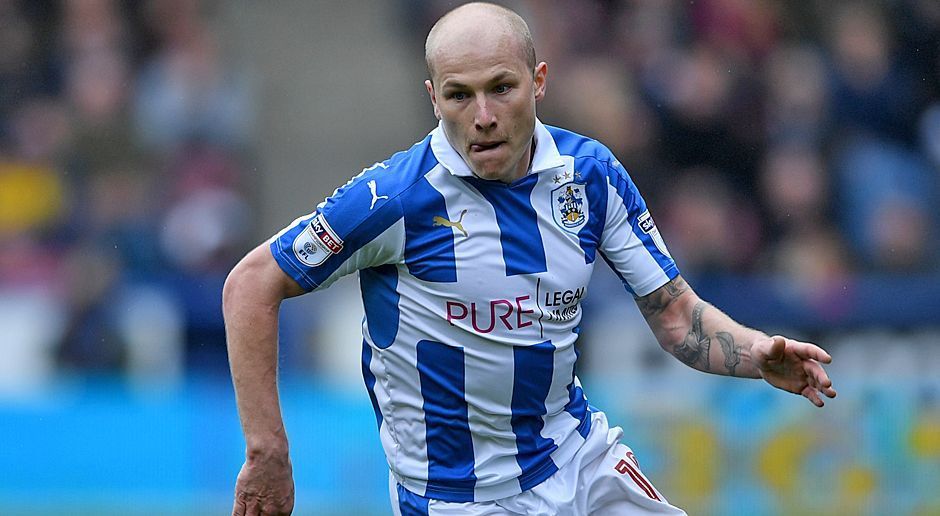 
                <strong>Zentrales Mittelfeld: Aaron Mooy - der Dauerbrenner</strong><br>
                Der australische Nationalspieler ist der kompletteste und wertvollste Spieler von Huddersfield. Mooy, der 2013/2014 mit den Western Sydney Wanderers die AFC Champions League gewann, war von Manchester City ausgeliehen und rackerte sich in jeder Partie voll für die "Terriers" im zentralen Mittelfeld ab. 51-mal im Kader, 51-mal eingesetzt, nur einmal ausgewechselt. Niemand absolvierte mehr Pflichtspielminuten als er (4.295!). Dabei schoss er vier Tore und legte zehn auf. Völlig zurecht wurde er in das Team des Jahres der zweiten englischen Liga gewählt - übrigens als einziger Huddersfield-Profi. Ob die "Citizens" Mooy zurückholen oder Wagner ihn überzeugen kann zu bleiben, wird sich zeigen. 
              