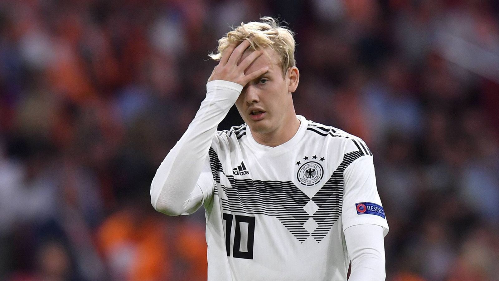 
                <strong>Julian Brandt (Deutschland)</strong><br>
                Kurz nach dem 1:2 kommt Löws Lieblingsjoker für die Schlussoffensive anstelle von Ginter ins Spiel. ran-Note: -
              