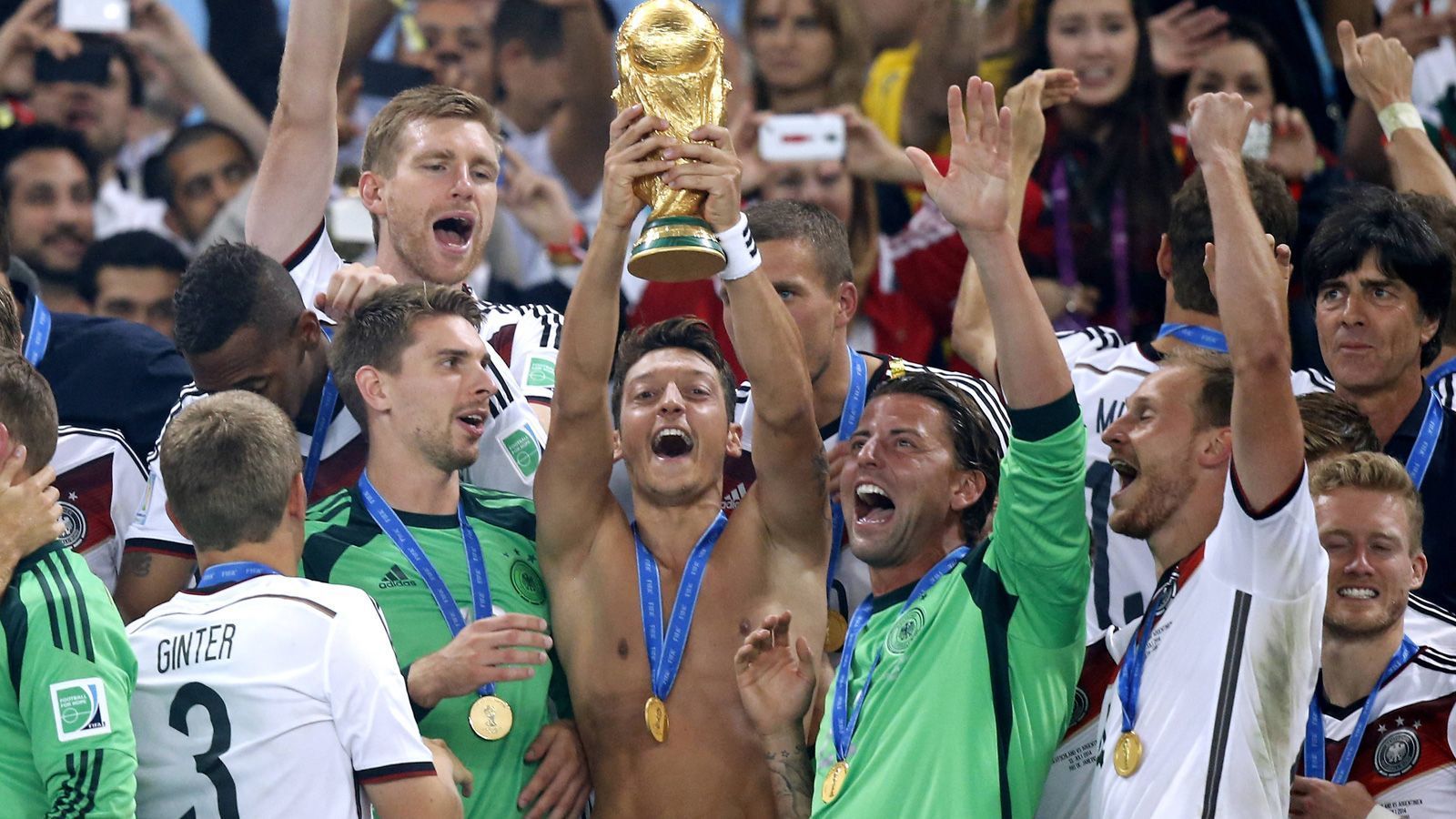 
                <strong>Weltmeister 2014</strong><br>
                Nach seiner ersten Spielzeit bei Arsenal erlebte Mesut Özil mit der deutschen Nationalmannschaft seinen Karrierehöhepunkt und wurde Weltmeister in Brasilien. Özil stand in allen sieben Spielen in der Startelf, gegen Algerien erzielte er in der Verlängerung das entscheidende 2:0. Obwohl Özil aus der Mannschaft nicht wegzudenken war, gab es aber immer wieder Kritik an seiner Spielweise. Und das ist etwas, was ihn durch seine ganze Karriere begleitet. Özil hat geniale Momente und gibt Vorlagen, die wohl kaum ein anderer Spieler weltweit so spielen könnte. Aber oft wirkt er auch phlegmatisch, fast schon unbeteiligt am Spiel. Das wurde ihm schon immer vorgehalten, egal ob in seiner Anfangszeit auf Schalke, bei Werder Bremen, Real Madrid oder auch bei Arsenal.
              