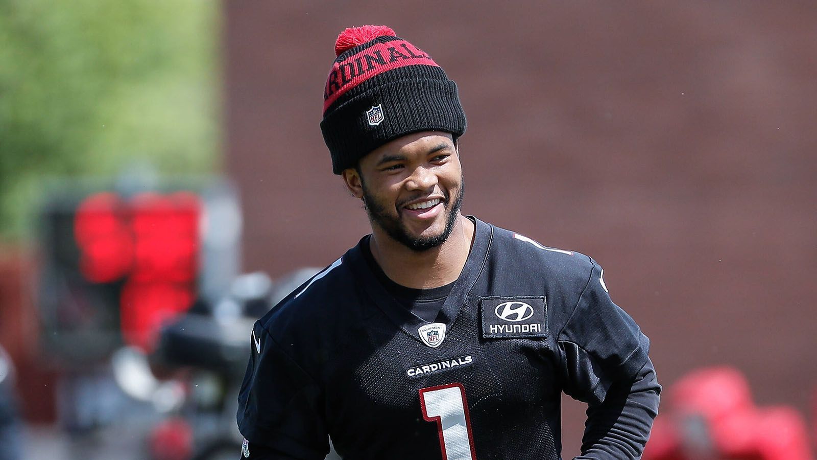 
                <strong>Platz 10: Kyler Murray (Arizona Cardinals)</strong><br>
                In seinem zweiten Jahr war Murray bei den Completions von über 40 Yards Ligaspitze (14) und mit 819 Rushing Yards hinter Lamar Jackson die Nummer zwei. Besonders seine Armkraft beeindruckt die Experten. Doch in Richtung Saisonende baute Murray zusehends ab, sein Quarterback-Ranking lag in den letzten sieben Wochen nur noch bei 57,0. Auch seine Führungsqualitäten werden offenbar teilweise angezweifelt. 
              