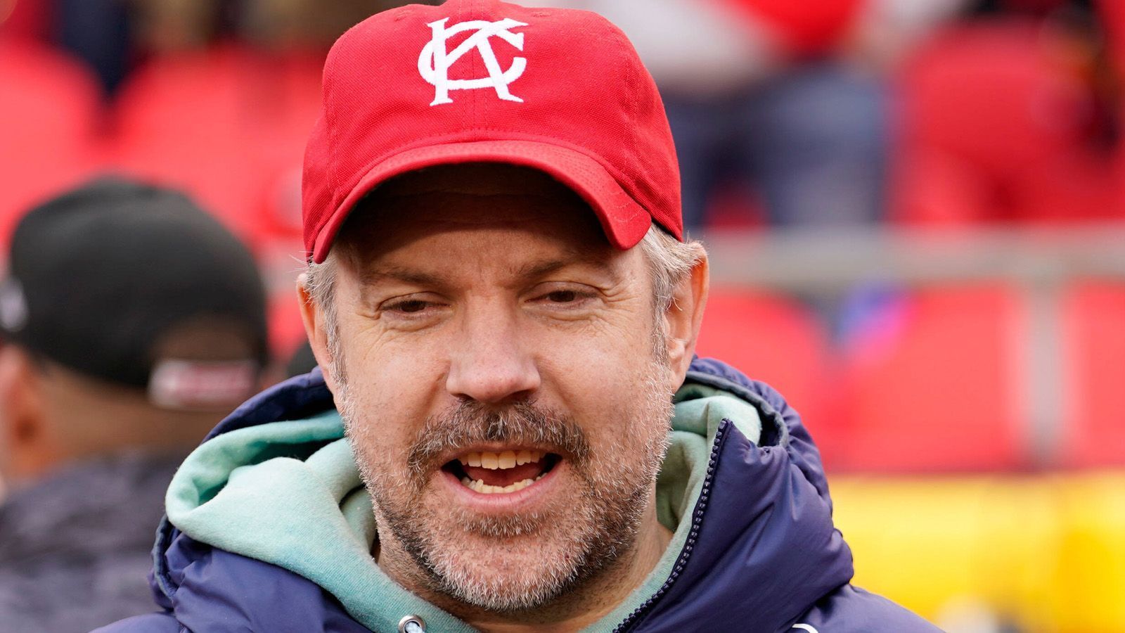 <strong>Jason Sudeikis (Kansas City Chiefs)</strong><br>
                Der aus der Fußballserie "Ted Lasso" bekannte US-Schauspieler Jason Sudeikis gehört ebenfalls fest zum "Chiefs Kingdom".
