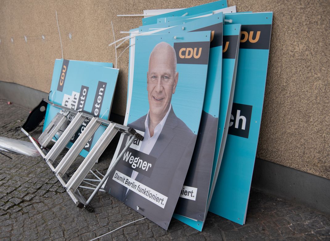 Wahlplakate der Berliner CDU mit dem Foto ihres Spitzenkanidaten für die anstehende Wahl zum Abgeordnetenhaus, Kai Wegner, sind an einer Hauswand am Kaiserdamm zu sehen. 