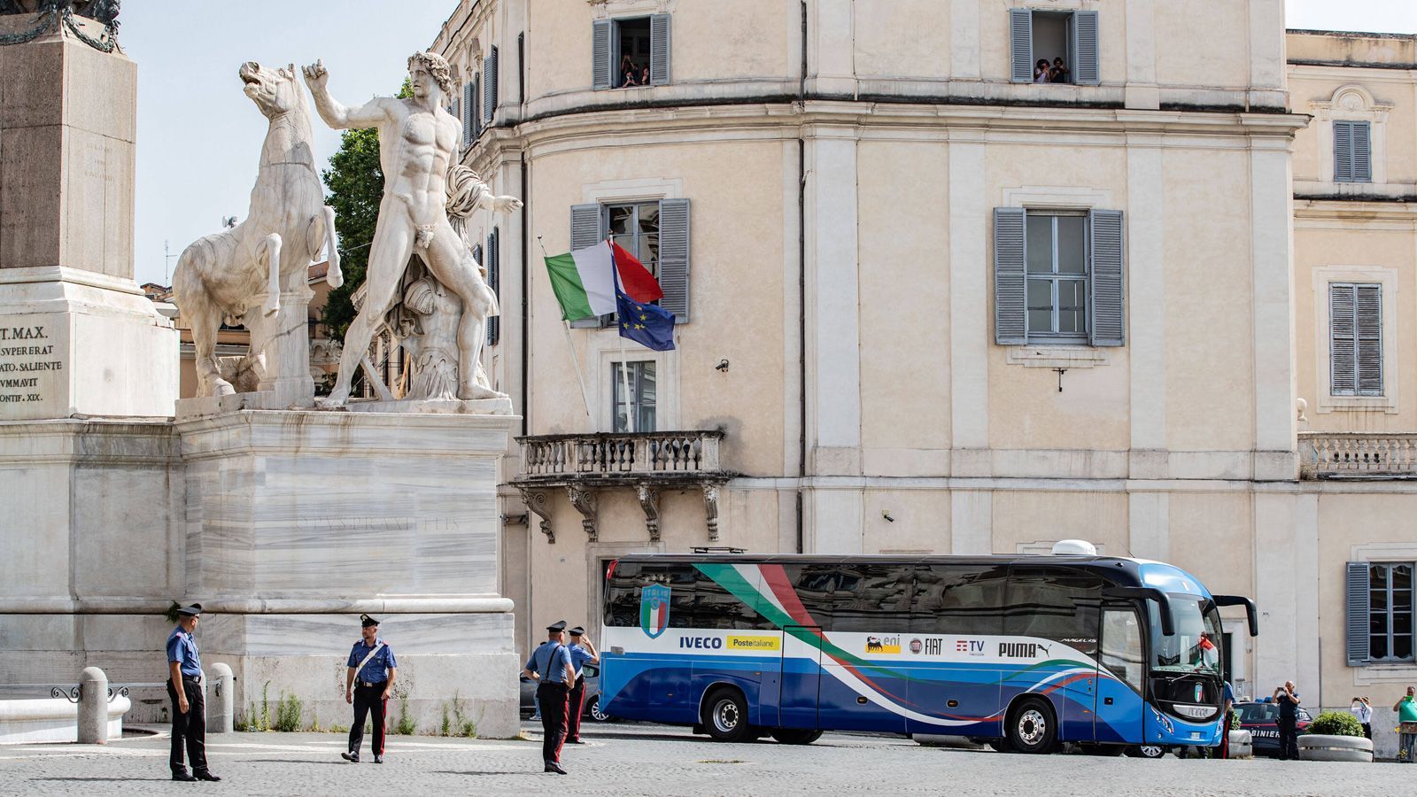 
                <strong>Ankunft am Quirinalpalast</strong><br>
                Das Ziel ist der Quirinalspalast, der Dienstsitz von Präsident Sergio Mattarella, wo die Mannschaft am Montagnachmittag empfangen wird.
              