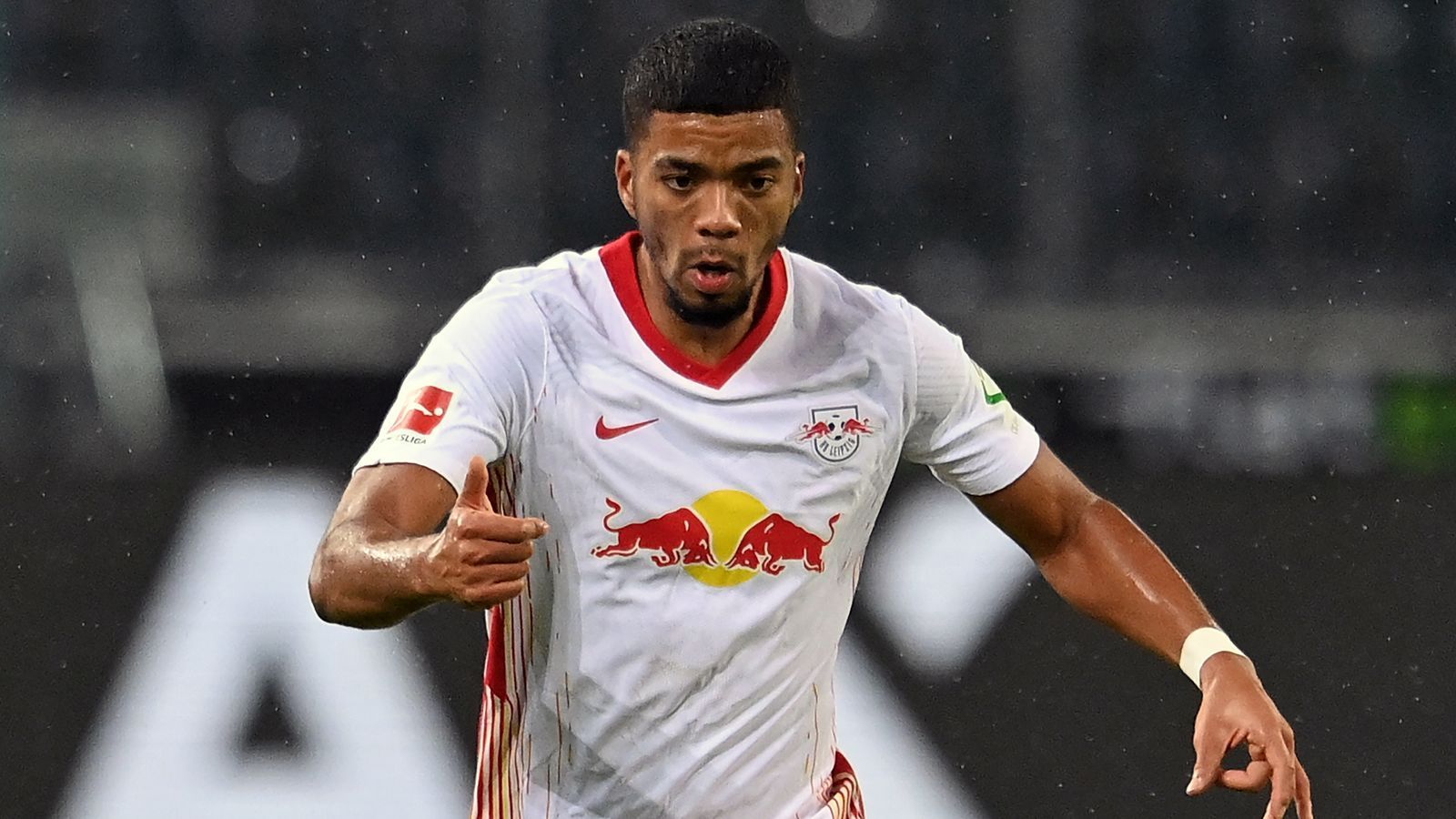 
                <strong>Benjamin Henrichs</strong><br>
                In der 70. Minute eingewechselt. Anschließend wird der BVB wieder stärker, sodass sich Henrichs offensiv nicht mehr in Szene setzen kann. In der Arbeit gegen den Ball ist er aufgrund der hohen Ballverluste aufgeschmissen. ran-Note: 3
              