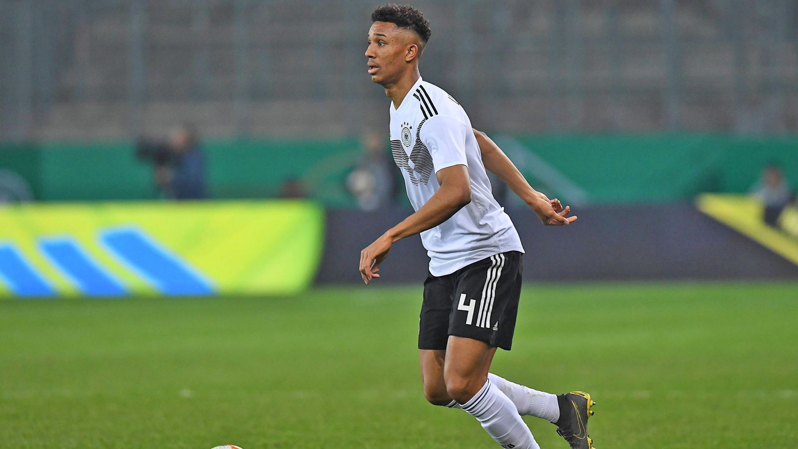 
                <strong>17 Felix Uduokhai</strong><br>
                Position: AbwehrVerein: VfL WolfsburgAlter: 21 JahreU21-Länderspiele: 6/1 Tore30 Bundesligaspiele/1 Tor, 21 Zweitligaspiele/1 Tor
              