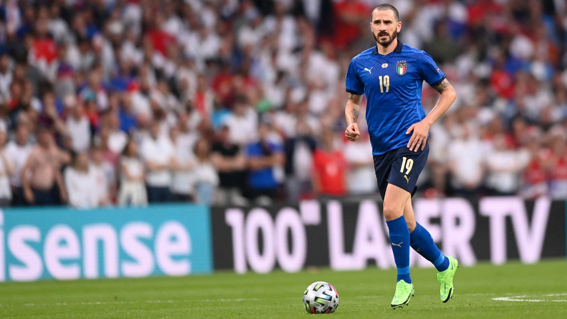 
                <strong>Leonardo Bonucci (Italien)</strong><br>
                Spielte in der Abwehr fehlerfrei, blieb auch unter Druck cool. Italiens Spielaufbau begann immer wieder bei ihm. Erzielte das 1:1 aus kurzer Distanz in bester Abstaubermanier. Verwandelte sicher im Elfmeterschießen. ran-Note: 1
              