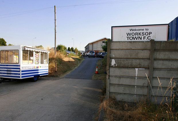 
                <strong>Platz 4: Worksop Town FC</strong><br>
                Eine sehr willkommene Einfahrt zum Gelände des 1861 gegründeten FC Worksop Town. Spielten leider nie höher als in der fünften englischen Liga. Momentan kicken sie sogar nur in der neunthöchsten englischen Spielklasse.
              