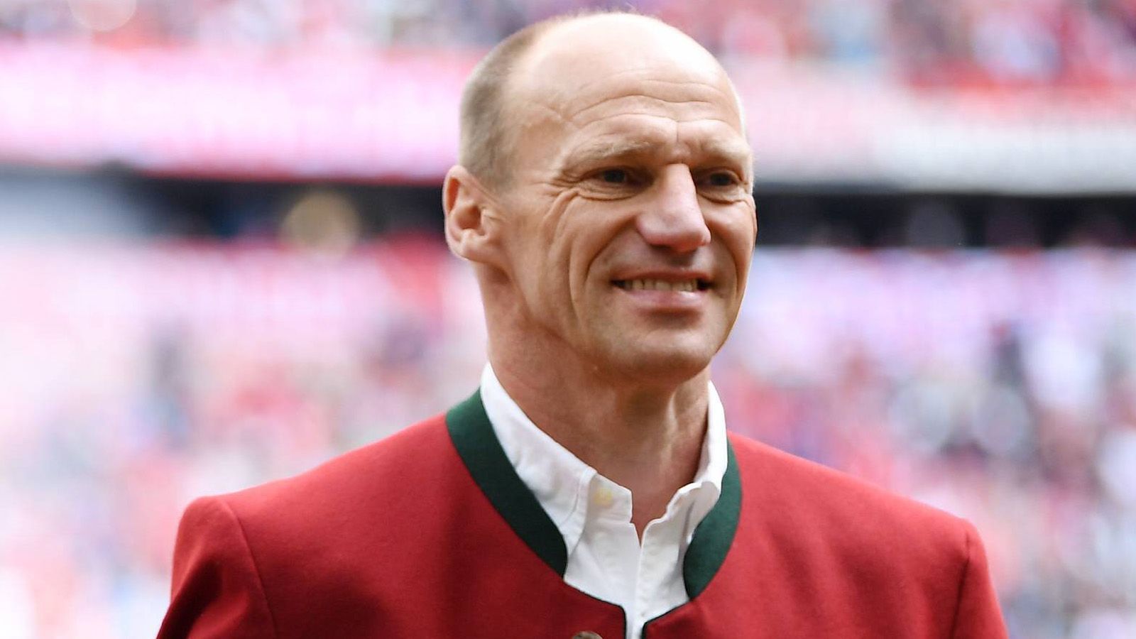 
                <strong>Hansi Pflügler</strong><br>
                Hansi Pflüger ist derzeit beim FC Bayern München im Marketingbereich tätig. Der Weltmeister von 1990 lief in den Jahren von 1975 bis 1997 sowie von 2001 bis 2002 sowohl für die Jugend, als auch für die Profis des FC Bayern München auf.
              