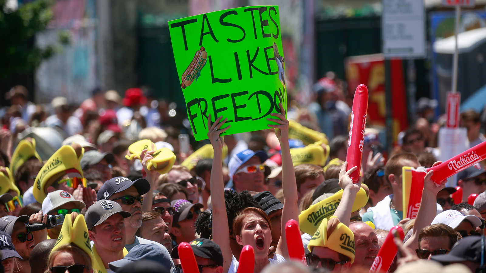 
                <strong>Millionär durch Hot-Dog-Wettessen: Joey Chestnut</strong><br>
                Kein Wunder, denn die Major League Eating hat auch einen Deal mit dem TV-Sender "ESPN". Der Wettbewerb wird im US-Fernsehen übertragen und konnte beim bisherigen Rekord-Event 2014 2,8 Millionen Menschen vor die TV-Geräte locken. Apropos 2,8: Chestnut begann seine beeindruckende Karriere 2005, als er bei einem Wettessen ca. 2,8 Kilogramm frittierten Spargel verdrückte. Sechs Jahre später stellte er in der "Kategorie" übrigens einen neuen Weltrekord auf, indem er 4,08 Kilogramm davon verschlang.
              