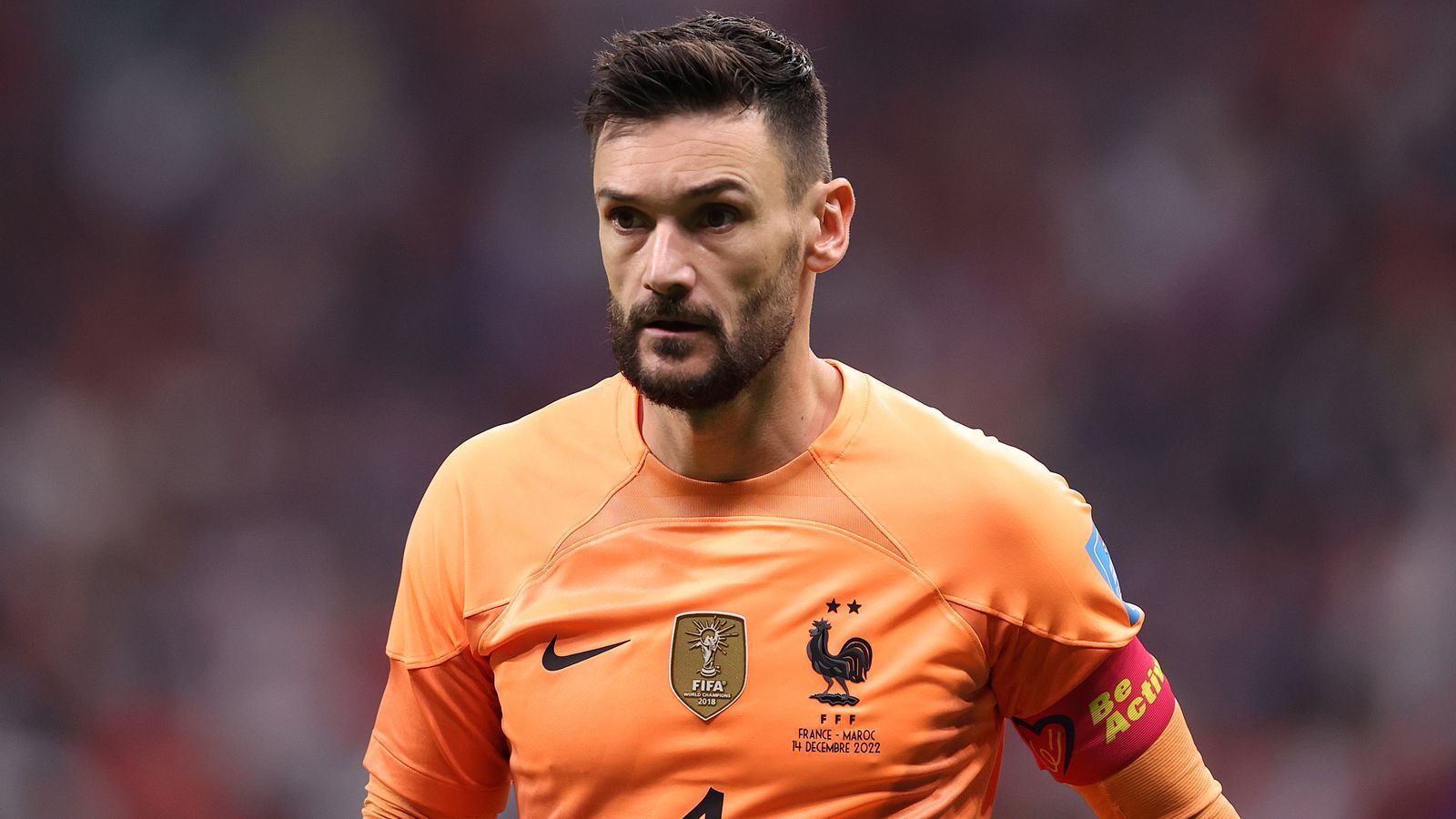 
                <strong>Hugo Lloris steigt zum WM-Rekord-Keeper auf</strong><br>
                Neben Messi stellte auch Frankreichs Hugo Lloris durch seinen Einsatz im WM-Finale eine neue Bestmarke auf. Der Schlussmann von Tottenham Hotspur bestritt sein 20. Spiel bei einer WM-Endrunde und ließ damit den bisherigen Rekordhalter Manuel Neuer (19) hinter sich. Im Halbfinale gegen Marokko (2:0) war Lloris mit dem deutschen Nationaltorhüter gleichgezogen.
              