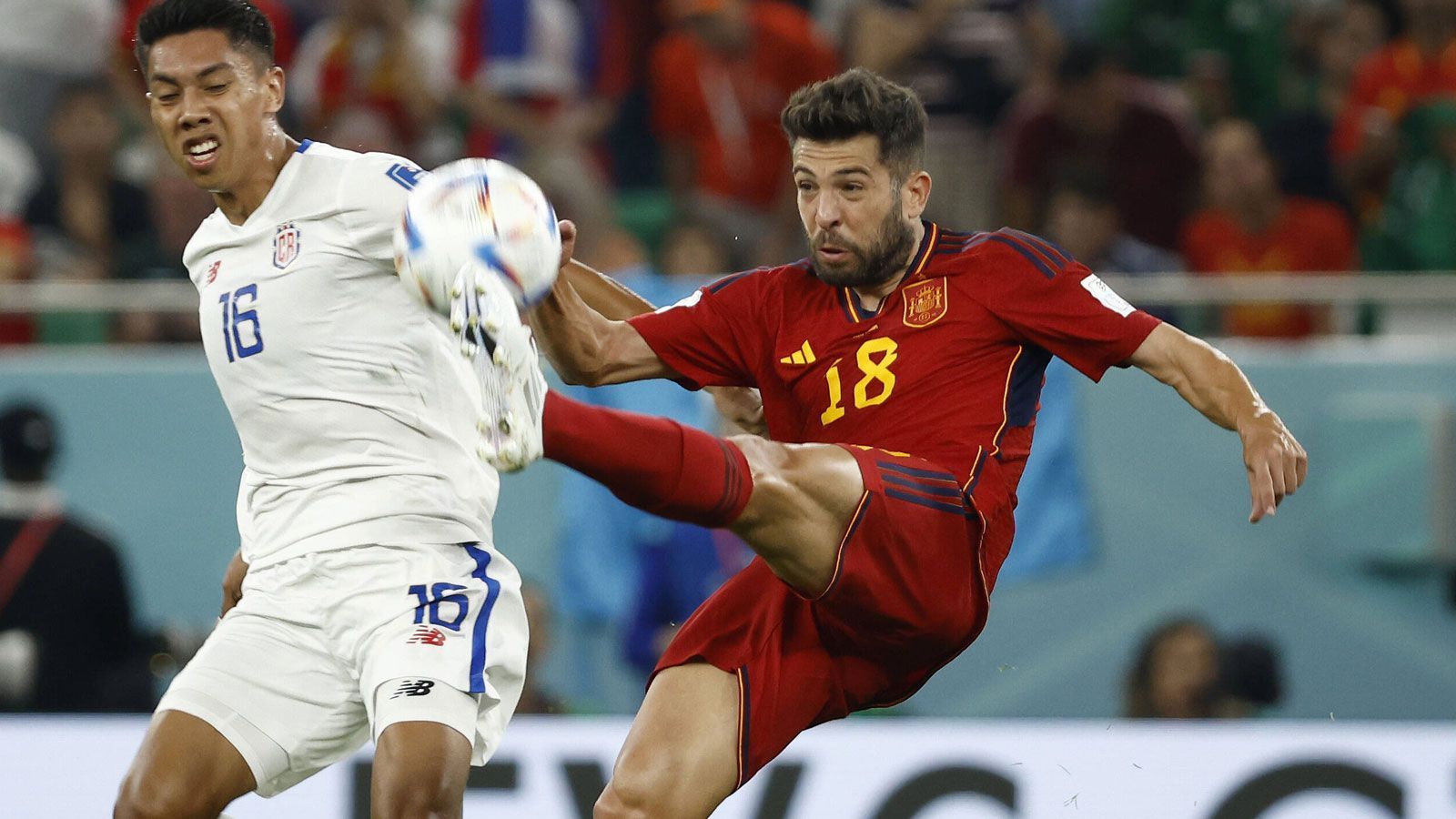 
                <strong>Jordi Alba</strong><br>
                Auf Routine setzt der Trainer auch in der Außenverteidigung. Links spielt Jordi Alba, der zumindest den EM-Triumph 2012 schon als fester Bestandteil des Teams miterlebte, in Polen und der Ukraine keine Minute verpasste und im Finale gegen Italien auch ein Tor zum 4:0 beisteuerte. Der Barca-Profi war zwar in den vergangenen Monaten nicht immer gefragt, doch gegen Costa Rica setzte er direkt ein Zeichen, bereitete zwei Treffer vor. Die WM könnte für den 33-Jährigen auch eine Art Schaufenster sein, denn in diesem Jahr kamen immer wieder Gerüchte auf, die finanziell angeschlagenen Katalanen würden ihn abgeben wollen. Davon lässt er sich aber offenbar nicht beeindrucken.
              