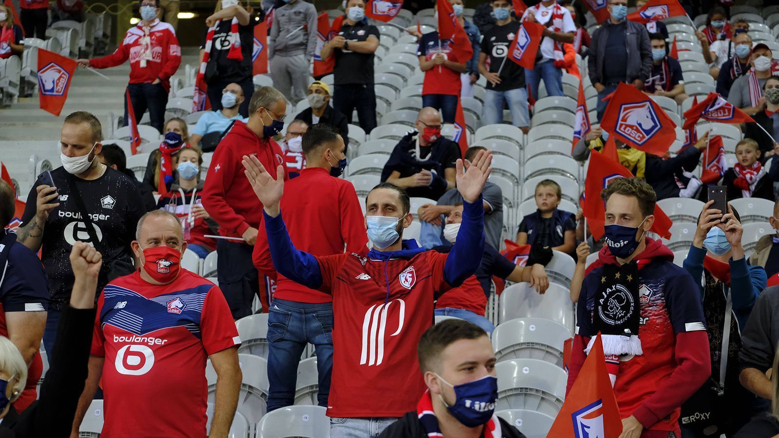 
                <strong>Frankreich: Ligue 1</strong><br>
                Die französische Liga läuft bereits wieder und auch die Zuschauer dürfen dabei sein. Im August sind es noch maximal 5000 Fans in den Stadien, danach sollen es mehr werden. Neue Beschlüsse gibt es aber noch nicht.
              