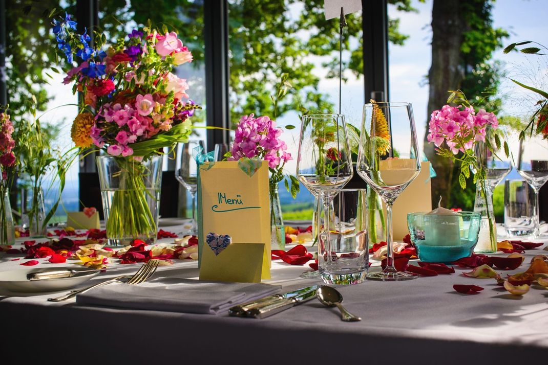 Wenn Sie Frühlingsdeko basteln wollen, genügen oftmals schon ein Paar Blumen als Materialien – sie lassen den Tisch bunt erstrahlen und sorgen für gute Stimmung.