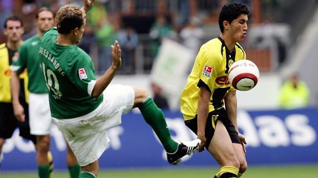 
                <strong>Borussia Dortmund - Nuri Sahin (16 Jahre, 11 Monate, ein Tag)</strong><br>
                Borussia Dortmund - Nuri Sahin (16 Jahre, 11 Monate, ein Tag): Der 6. August 2005 ist ein historischer Tag für die Bundesliga. Denn damals wurde der bis heute jüngste Bundesliga-Spieler eingesetzt: Nuri Sahin. Coach Bert van Marwijk scheute sich nicht, den damals 16-Jährigen gleich zum Saisonauftakt in Wolfsburg in die BVB-Startelf stellen. Heute spielt der türkische Nationalspieler nach einem Abstecher zu Real Madrid wieder für die Borussia - bzw. spielt eben nicht, weil er von Trainer Thomas Tuchel zuletzt nicht berücksichtigt wurde.
              