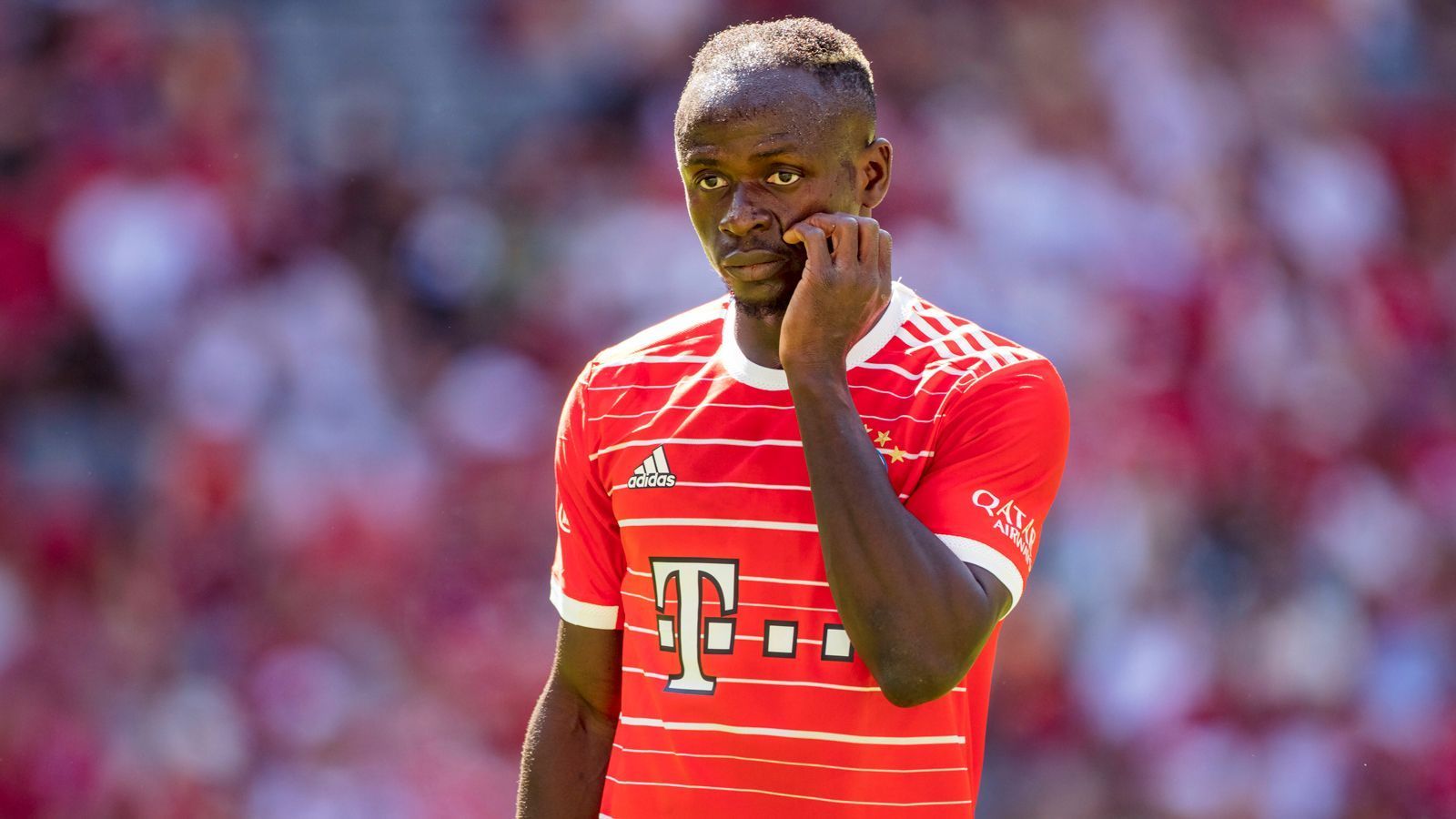 
                <strong>Sadio Mane</strong><br>
                Sadio Mane soll - zumindest in Teilen - Robert Lewandowski beim FC Bayern München ersetzen. Ob er aber auch in die Fußstapfen des Polen treten und Torschützenkönig werden kann, ist fraglich. In der vergangenen Premier-League-Saison steuerte der Senegalese beim Liverpool FC 16 Tore bei - kann der Top-Star auch in der Bundesliga performen?
              