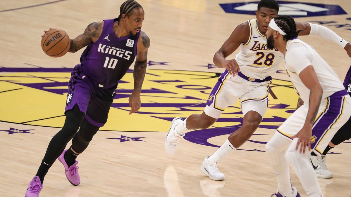 LOS ANGELES, CA - OCTOMBER 26: Sacramento Kings forward DeMar DeRozan (10) drives during the Sacramento Kings vs Los Angeles Lakers NBA, Basketball Herren, USA game on October 26, 2024, at Crypto.c...