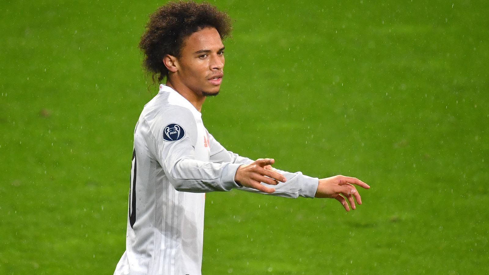 
                <strong>Leroy Sane: Defensive</strong><br>
                Im Bereich Defensivarbeit hat Sane sicherlich noch den größten Optimierungsbedarf. Auch gegen Borussia Dortmund war zu beobachten, wie Hansi Flick ihn nach Ballverlusten zur Defensivarbeit auffordern musste. Die Zahlen belegen dies. So hat er in bislang 252 Minuten Bundesliga-Luft durchschnittlich nur 0,2 Mal pro Partie zu einem Tackling bei seinem Gegenspieler angesetzt und lässt sich oftmals (noch) zu leicht überspielen. 2,6 Duelle entscheidet Sane pro Partie für sich, das entspricht 43 Prozent seiner Zweikämpfe. 
              