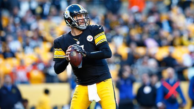 
                <strong>Ben Roethlisberger</strong><br>
                Ben Roethlisberger (Pittsburgh Steelers) - Von der letzten Partie der Steelers wissen wird: "Big Ben" kann auch mit einem angeknacksten Knöchel spielen. Gut für ihn, denn so kann er seinen bisherigen Passing-Yards (40.944 Yards) noch einige hinzufügen. Mannings Marke dürfte er jedoch erst im Alter von 41 Jahren 2023 einholen.
              