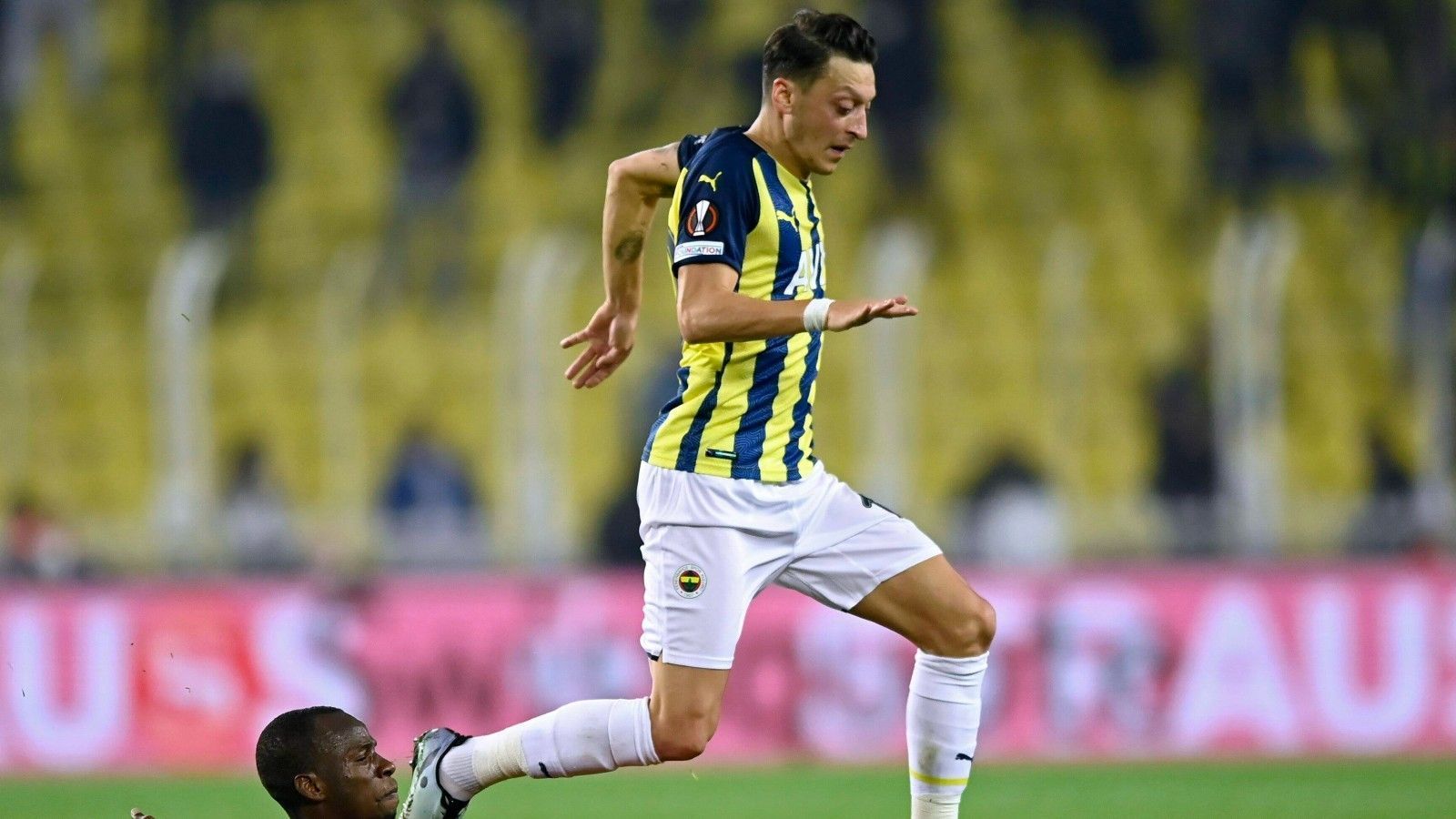 
                <strong>Mesut Özil (Fenerbahce Istanbul)</strong><br>
                Gefühlt macht der frühere Arsenal-Profi aktuell hauptsächlich mit Aktivitäten außerhalb des Platzes auf sich aufmerksam. So traf sich Özil erst kürzlich erneut mit dem türkischen Präsidenten Recep Tayyip Erdogan. Zur Erinnerung: sein erstes gemeinsames Foto hatte nach der WM 2018 für seinen Rücktritt aus der Nationalmannschaft gesorgt. Sportlich läuft es derweil auch nicht sonderlich gut. Eigentlich sollte er bei Fenerbahce als Kapitän zu alter Stärke finden, er kann dem Spiel aber nicht seinen Stempel aufdrücken. Das destruktive 3-6-1-System von Trainer Pereira hilft dabei auch nicht weiter.
              