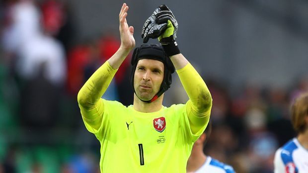 
                <strong>Petr Cech (Tschechien)</strong><br>
                Petr Cech (Tschechien): Die Torhüter-Legende beendet seine Nationalmannschafts-Karriere. Rund zwei Wochen nach dem enttäuschenden Vorrunden-Aus verkündet er:  "Ich habe mich schon länger mit dem Thema beschäftigt und denke, dass der richtige Zeitpunkt gekommen ist. Ich werde mich ab jetzt ganz auf meinen Verein konzentrieren." Der 34-Jährige hütet das Tor des FC Arsenal. Mit 124 Einsätzen ist Cech der Rekordnationalspieler der Tschechen.
              