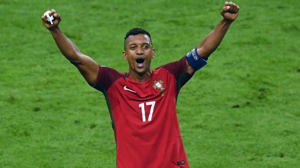 
                <strong>Nani (Portugal)</strong><br>
                Bei der EM 2016 übernahm Nani nach dem verletzungsbedingten Ausfall von Cristiano Ronaldo im Finale gegen Frankreich die Kapitänsbinde und führte Portugal zum Titel. Gut anderthalb Jahre später muss der Routinier von Lazio Rom wohl um seine WM-Teilnahme 2018 bangen. Denn sein bislang letztes Länderspiel absolvierte der Routinier beim Confed Cup im Juli 2017. Seitdem wurde er aus Verletzungs- und Formgründen nie mehr berücksichtigt, so auch nicht für die anstehenden Länderspiele gegen Ägypten und die Niederlande. Dadurch muss Nani wohl noch längere Zeit auf sein 113. Länderspiel warten. Bei Lazio Rom war der frühere ManUtd-Star zuletzt nur als Joker im Einsatz.
              