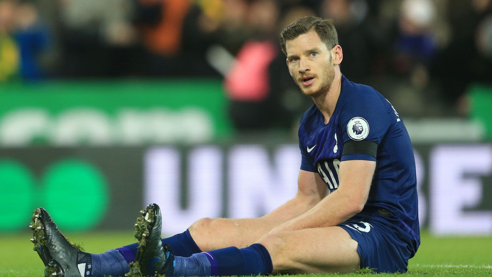 
                <strong>Jan Vertonghen (Tottenham Hotspur)</strong><br>
                In den vergangenen acht Jahren half Jan Vertonghen als zuverlässiger Abwehrrecke mit, Tottenham Hotspur zu einem Dauergast in der Champions League zu entwickeln. In diesem Sommer könnten sich die Wege des Belgiers und der Londoner jedoch trennen. Zwar ist Mauricio Pochettino, mit dem sich Vertonghen im vergangenen Jahr überworfen haben soll, nicht mehr im Klub, doch unter Jose Mourinho ist er alles andere als unantastbar. Im Champions-League-Achtelfinale gegen RB Leipzig saß er 180 Minuten lang auf der Bank, auch in den Ligaspielen gegen den FC Liverpool und Manchester City schmorte der Rekordnationalspieler Belgiens draußen. Als Ausweg bringt die spanische Zeitung "Sport" den FC Barcelona ins Gespräch.
              