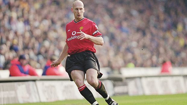 
                <strong>Innenverteidiger: Jaap Stam</strong><br>
                Innenverteidiger: Jaap Stam. Wegen dem baumlangen Abwehrspieler kritisiert Zidane sogar Alex Ferguson: "Alex Ferguson macht nicht viele Fehler, aber Stam zu verkaufen, war einer." 1998 kam er von PSV Eindhoven zu den "Red Devils" - für rund 17 Millionen Euro. Damit war er damals der teuerste Verteidiger der Welt.
              