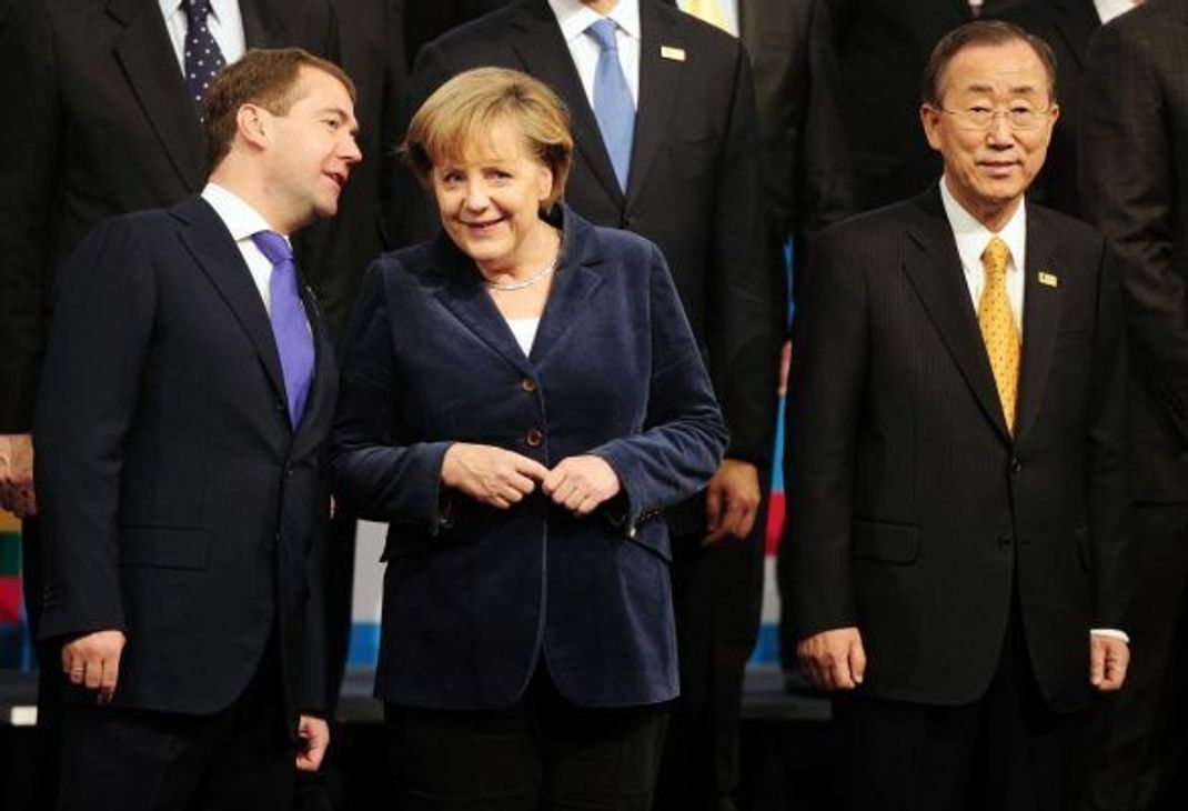 2010 fand der letzte gemeinsame Gipfel von Regierungsoberhäuptern der OSZE-Staaten in Kasachstan statt. Im Bild: der damalige russische Präsident Dimitri Medwedew (links), die ehemalige deutsche Kanzlerin Angela Merkel und der UN-Generalsekretär von 2010, Ban Ki-Moon.