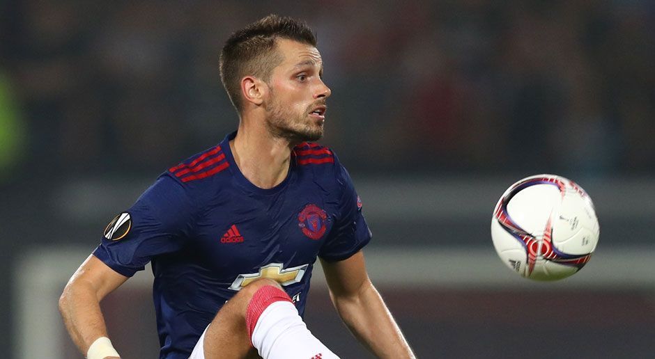 
                <strong>Morgan Schneiderlin: 35 Millionen Euro Ablöse (Sommer 2015)</strong><br>
                Morgan Schneiderlin stieß als gestandener Premier-League-Profi vom FC Southampton zu Manchester United. Der defensive Mittelfeldspieler hatte in seinem ersten Jahr auch viele gute Auftritte, doch er konnte nie wirklich herausstechen. Mourinho ließ den Franzosen dann in seinem zweiten Jahr meist nur auf der Bank versauern. Schneiderlin wechselte schließlich im vergangen Sommer nach Everton, wo er aktuell gegen den Abstieg spielt. 
              