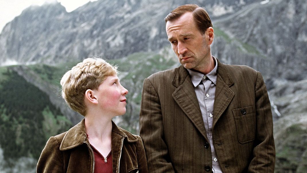 In "Das Wunder von Bern" war Louis Klamroth (l.) mit seinem Vater Peter Lohmeyer vor der Kamera zu sehen.