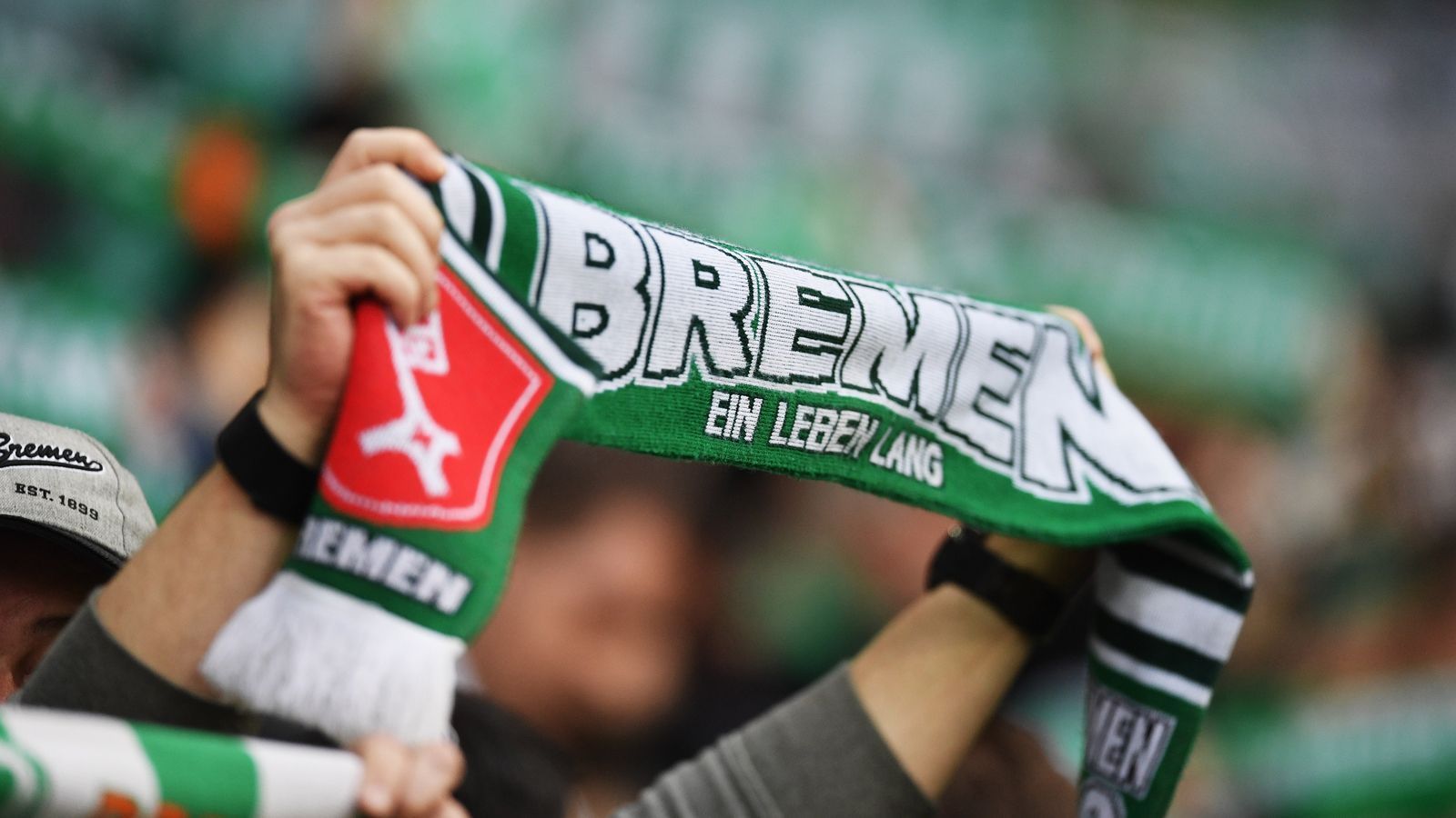 
                <strong>Werder Bremen - 4. Februar 1899</strong><br>
                Am 4. Februar 1899 gründeten 16-jährige Schüler mit dem Fußballverein Werder von 1899 einen reinen Fußballverein, den Vorläufer des heutigen SV Werder Bremen. Bei einem Tauzieh-Wettbewerb hatten die Schüler einen Fußball gewonnen und mit diesem erstmals auf einer Flussinsel an der Weser, dem Stadtwerder, gespielt. Es war der Grundstein für den SV Werder Bremen und dessen Namen.
              