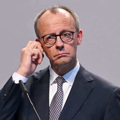 Friedrich Merz zeigt sich angesichts möglicher Steuersenkungen für mittlere Einkommen zurückhaltend.
