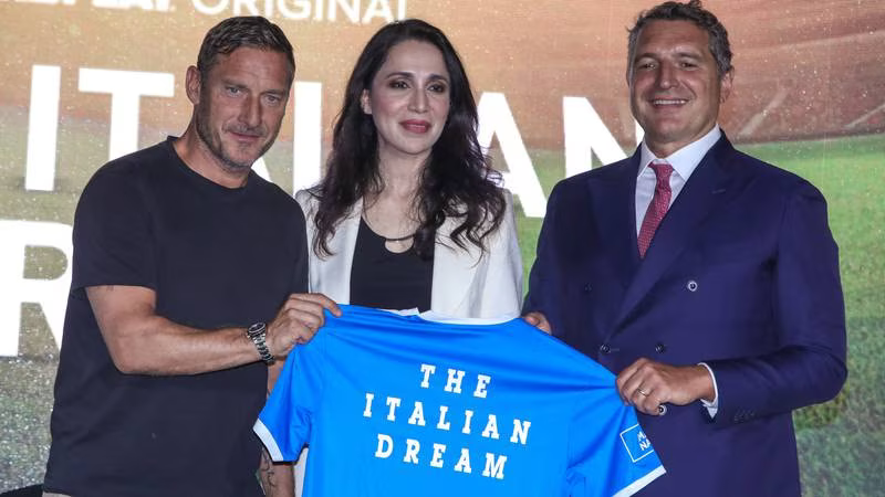 <strong>"The Italian Dream": Serie A startet Fußball-Talentshow</strong><br>Die Serie A kündigte eine Kooperation mit der Streaming-Plattform "STARZPLAY" an, um eine Reality-TV-Show in den Vereinigten Arabischen Emiraten zu produzieren. An der Show mit dem Titel "The Italian Dream" sollen junge Fußball-Talente aus Saudi-Arabien, Ägypten, Marokko und den Vereinigten Arabischen Emiraten teilnehmen...