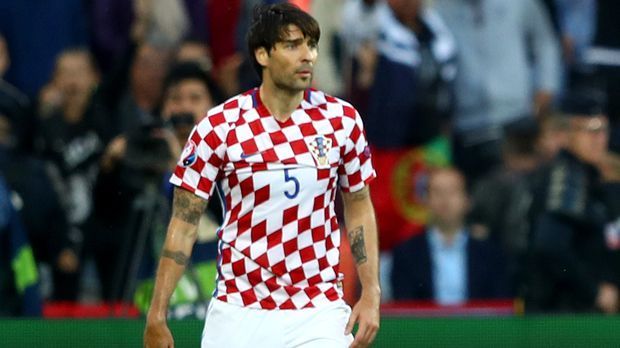 
                <strong>Vedran Corluka</strong><br>
                Vedran Corluka: Der Verteidiger von Lokomotiv Moskau war ein wichtiger Faktor im Spielaufbau. In der 25. Minute hatte er Glück, das sein Gegenspieler Pepe bei einer Freistoßflanke nicht genauer zielte. Denn: Corluka rutschte im eigenen Strafraum raus. Ansonsten agierte der Routinier souverän und stand vor allem in der Drangphase Portugals nach der Pause seinen Mann. ran-Note: 3
              