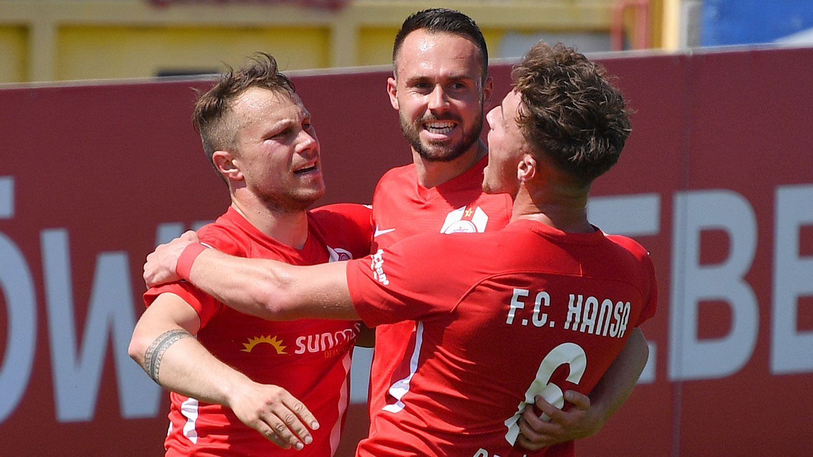 
                <strong>6. Hansa Rostock (59 Punkte, +13 Tore)</strong><br>
                Der FC Hansa Rostock bewahrt sich mit dem 1:0-Sieg gegen Uerdingen die Mini-Chance auf den Relegationsrang und ist der heimliche Gewinner des 37. Spieltags. Gewinnt Rostock gegen Chemnitz und Ingolstadt siegt nicht gegen 1860, rückt die Kogge vorbei. Im Weg stünde dann nur noch Duisburg mit einem aktuell besseren Torverhältnis.  - Rostock geht in die Relegation bei einem eigenen Sieg und einem Unentschieden oder einer Niederlage von Ingolstadt. Bei einem Sieg Duisburgs muss Rostock mit vier Toren mehr als der MSV gewinnen. Bei einem Unentschieden oder einer Niederlage der Zebras, zieht Hansa mit einem Sieg vorbei. - Restprogramm: Chemnitzer FC (A)
              