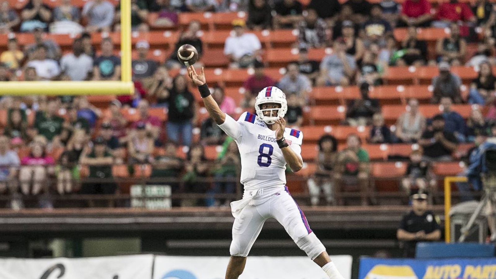 
                <strong>J’Mar Smith (Louisiana Tech)</strong><br>
                J'Mar Smith eroberte in seinem Sophomore-Jahr den Starter-Job bei den Louisiana Tech Bulldogs. Die Zahlen waren beständig: Von 2017 bis 2019 warf er für 2974, 3160 und 2977 Yards, verbuchte 16, 15 und 18 Touchdowns, Interceptions unterliefen ihm fünf, zehn und fünf. 
              