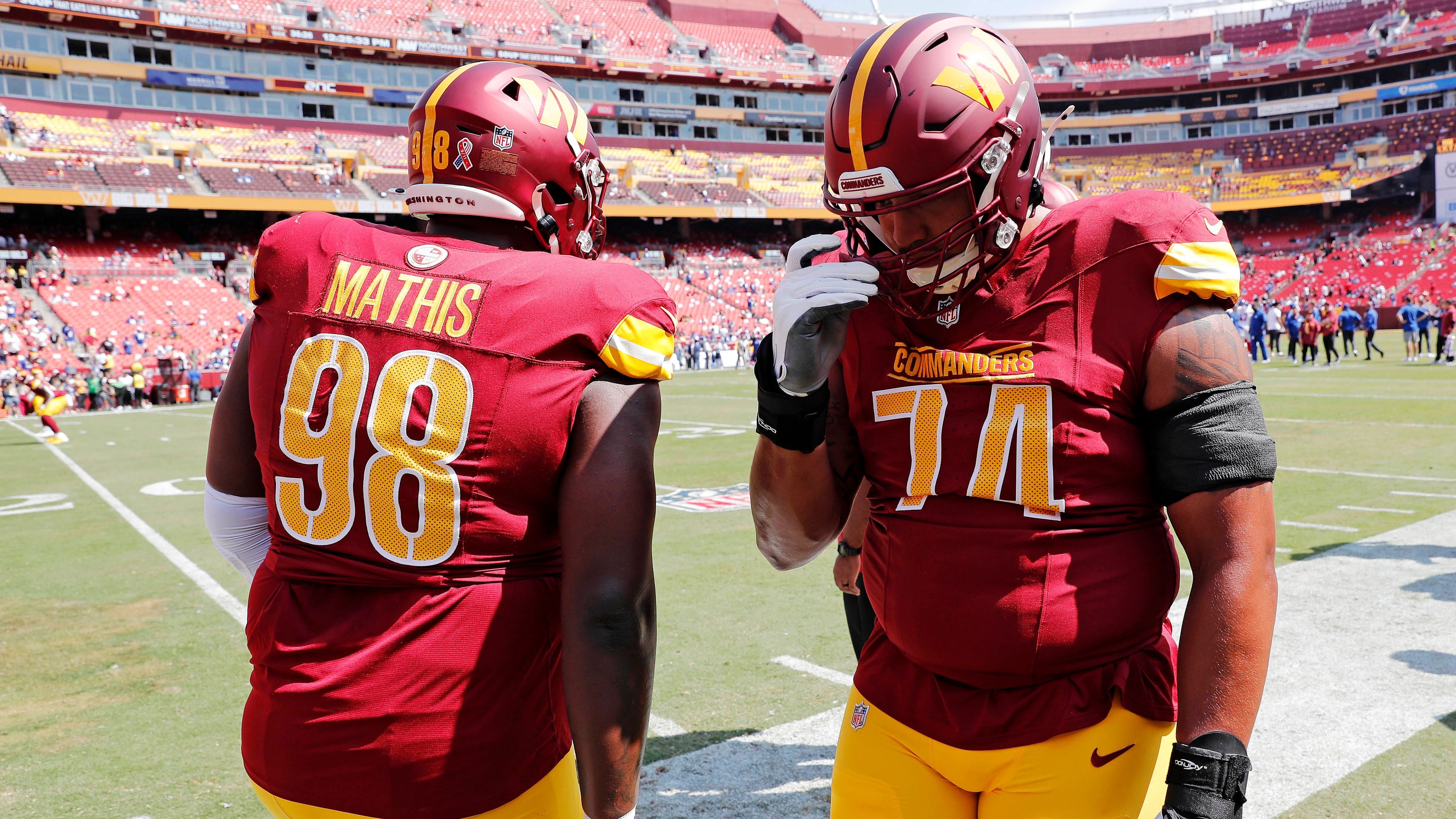 <strong>Brandon Coleman (Washington Commanders)</strong><br>Für Brandon Coleman (r.) war die Partie der Commanders gegen die Carolina Panthers (40:7) bereits in der ersten Hälfte beendet. Wegen einer Gehirnerschütterung musste der O-Liner das Feld verlassen. Der Deutsch-Amerikaner befindet sich im Concussion Protocol. Es ist offen, ob er für das Spiel gegen die Chicago Bears in Week 8 grünes Licht bekommt.