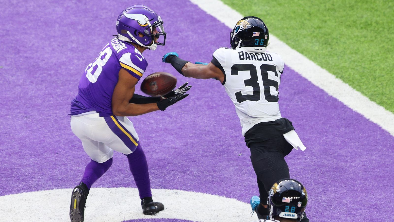 
                <strong>Gewinner: Justin Jefferson</strong><br>
                Der Rookie-Wide-Receiver hat die Liga im Sturm erobert. Im Spiel gegen Jacksonville Jaguars hat Jefferson bereits zum fünften Mal mehr als 100 Yards gefangen. Mit 1.039 Yards nach zwölf Spielen hat er nicht nur den Franchise-Rekord von Randy Moss eingestellt, sondern ist nach Odell Beckham Jr. (1.305 Yards) der zweitbeste Rookie-Receiver seit der Fusion von der AFL und NFL 1970. Der Vikings-Spieler wird daher schon als möglicher Rookie of the Year gehandelt.
              