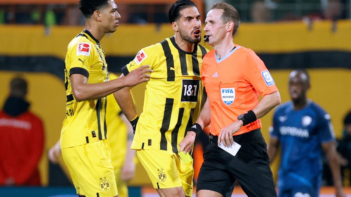 STEGEMANN Sascha Schiedsrichter mit CAN Emre gelbe Karte fuer ADEYEMI Karim mit BELLINGHAM Bundesliga DFL Saison 2022 - 2023 BL Spiel VfL Bochum - BVB 1 : 1 am 28. 04. 2023 in Bochum DFL REGULATION...