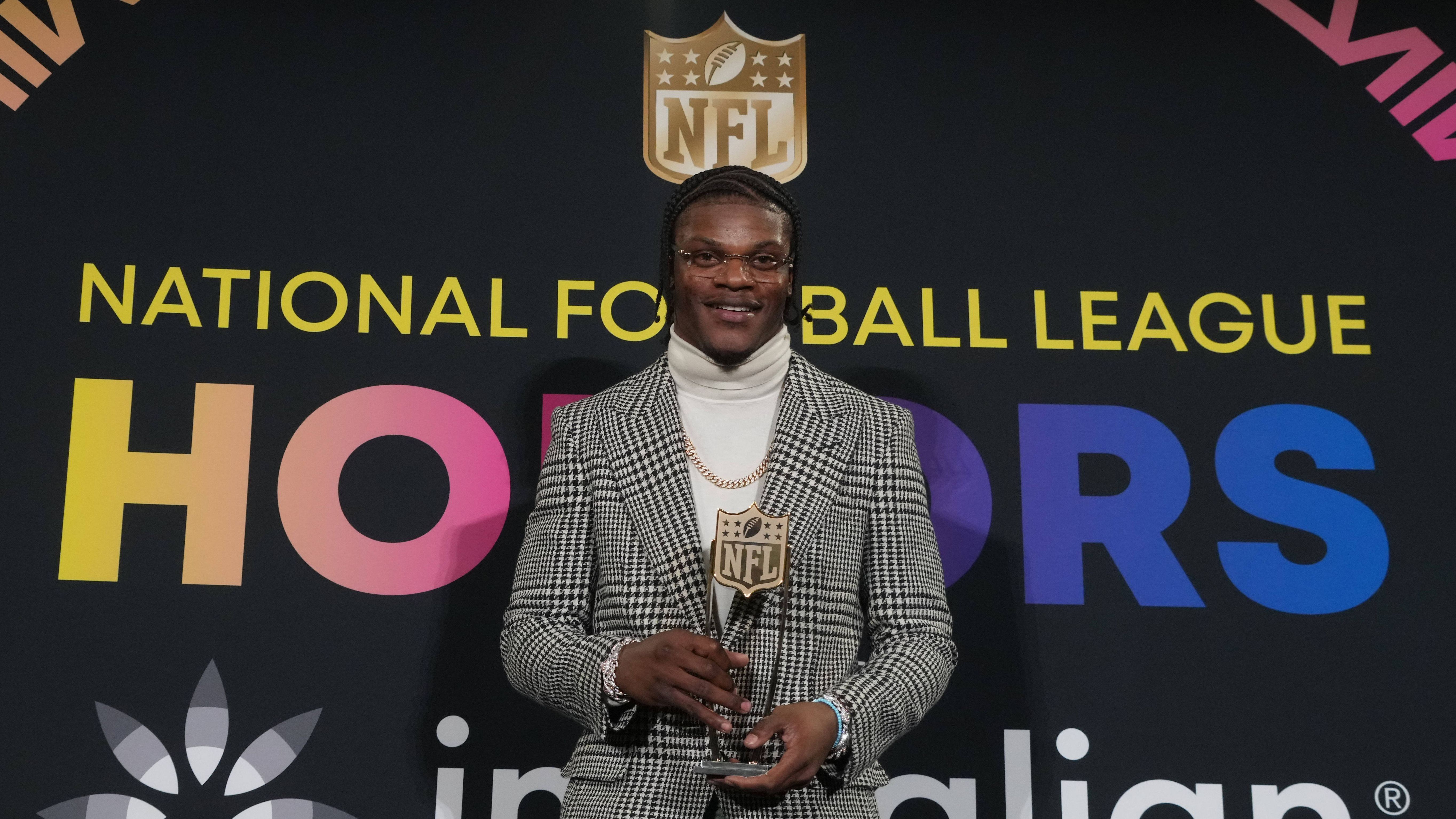 <strong>Platz 2: Lamar Jackson</strong><br>Das sich der Erstrundenpick von Lamar Jackson&nbsp;an Stelle 32 gelohnt hat, steht außer Frage. Jackson kann Teams im Alleingang schlagen. Und das nicht mal durch die Luft. Seine Beweglichkeit und sein Tempo machen ihn im Laufspiel zu einer der gefährlichsten Waffen der ganzen NFL. Im Passspiel zeigt der QB ebenfalls Fortschritte. Im Alter von 27 Jahren hat Jackson bereits zwei MVP-Titel auf dem Konto, ein Super-Bowl-Ring fehlt noch.
