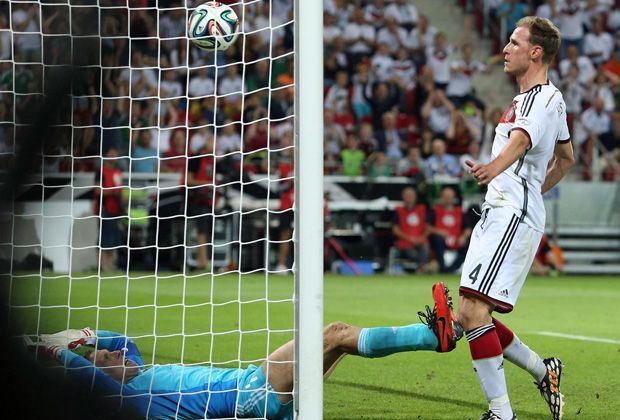 
                <strong>Gewinner: Benedikt Höwedes</strong><br>
                Galt nach der Verletzung zum Saisonende als Wackelkandidat - jetzt winkt ein Stammplatz. Die Nachnominierung von Mustafi spricht dafür, dass Löw ihn vor allem als Option für die linke Seite sieht. Dort überzeugte Höwedes gegen Armenien - zweites Länderspieltor inklusive.
              