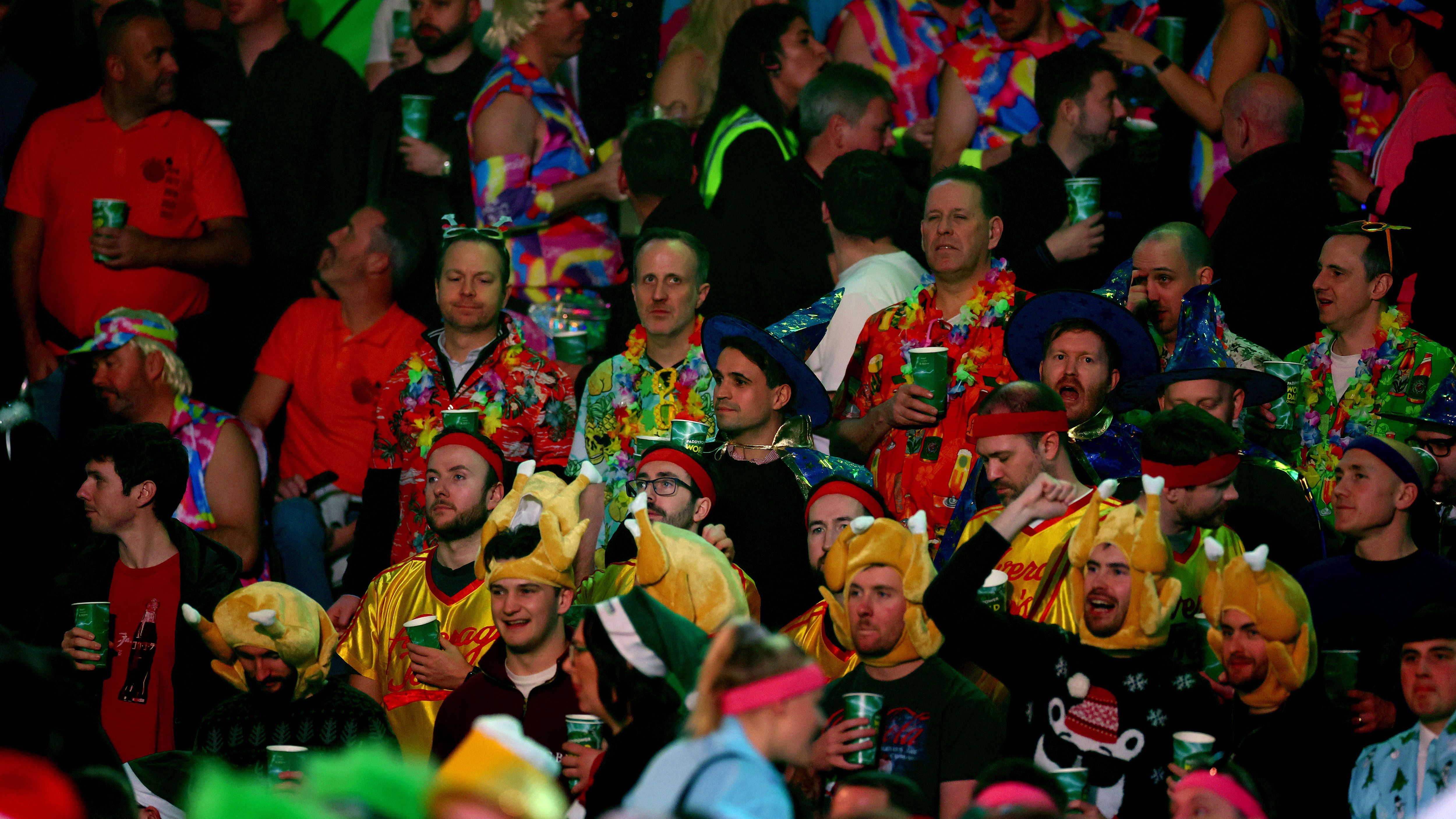 <strong>Die verrücktesten Kostüme bei der Darts WM</strong><br>Im Ally Pally aber wird es dann doch sehr bunt. <em><strong>ran</strong></em> zeigt die verrücktesten Kostüme bei der Darts-WM.