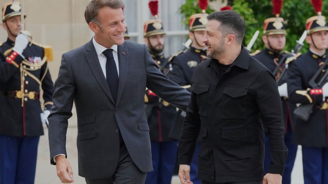 Am Mittwochabend empfing der französische Präsident Emmanuel Macron (links) seinen ukrainischen Kollegen Wolodymyr Selenskyj in Paris.