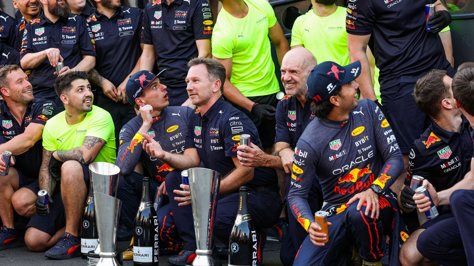 
                <strong>Gewinner: Red Bull</strong><br>
                Für Red Bull ist es ein Wochenende wie gemalt. Max Verstappen und Sergio Perez fahren den zweiten Doppelsieg der Saison heraus, so geht es mit den Tabellenführungen in Fahrer- und Konstrukteurswertung im Gepäck zum nächsten Saison-Highlight nach Monaco. Mehr geht nicht. Dabei läuft auch bei den Österreichern nicht alles rund, an Verstappens Bolide streikt zeitweise der DRS-Flügel. Doch das fällt letztlich nicht mehr ins Gewicht. Am Ende werden die mittlerweile zur Gewohnheit gewordenen Jubelbilder geknipst, nur die Stimmung ist noch einen Tick ausgelassener als zuletzt.
              