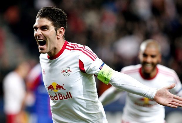 
                <strong>Platz 1: Jonatan Soriano (Red Bull Salzburg)</strong><br>
                ... und der spielt bei Red Bull Salzburg. Jonatan Soriano hat es tatsächlich geschafft, Cristiano Ronaldo in dieser Bestenliste abzuhängen. In 52 Pflichtspielen traf der spanische Stürmer unglaubliche 55 Mal. Das macht eine Torquote von 1,05!
              